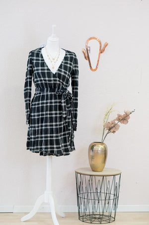 
                  
                    Load the image in the gallery,Linen Overlap Dress - Noir et blanc - Flow Fashion 
                  
                