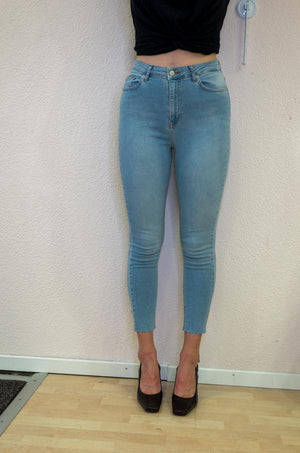 
                  
                    Charger l&amp;#39;image dans la galerie, Jeans bleu clair coupé - Flow Fashion 
                  
                
