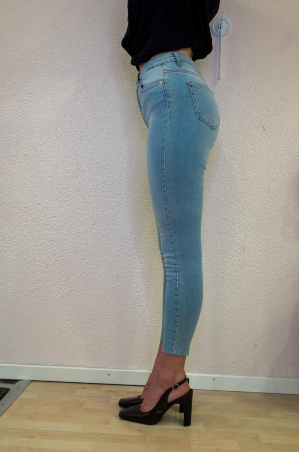 
                  
                    Charger l&amp;#39;image dans la galerie, Jeans bleu clair coupé - Flow Fashion 
                  
                