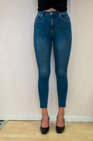 
                  
                    Charger l&amp;#39;image dans la galerie, Jeans bleu foncé coupé - Flow Fashion 
                  
                